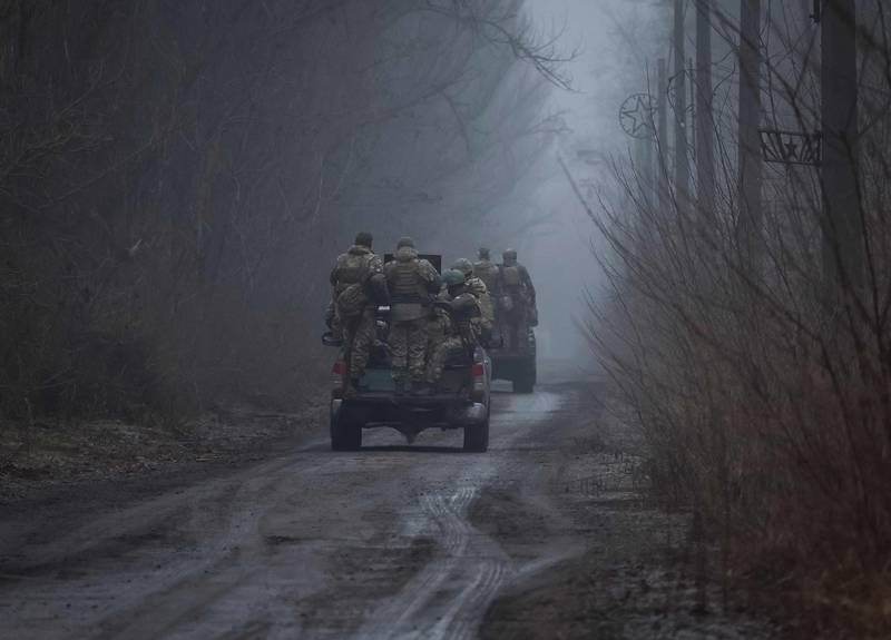 أرسلت الجمعيات الخيرية والجيوش الغربية المتحالفة حاويات مليئة بالملابس الشتوية إلى أوكرانيا (رويترز)